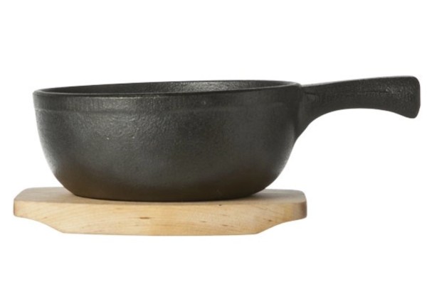 Gusseisenpfanne 13.5cm auf Holzbrett