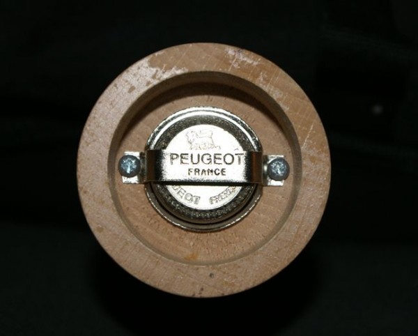 Peugeot Pfeffermühle BISTRO chocolat mit Alpaufzug-Ornamenten & 4-Beeren-Pfeffer