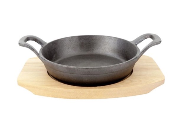 Gusseisengratinpfanne 15.5cm auf Holzbrett