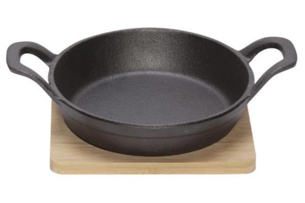 Gusseisengratinschale 16cm auf Holzbrett
