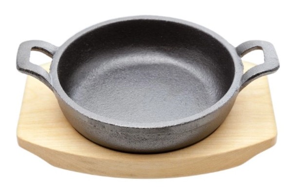 Gusseisengratinpfanne 12cm auf Holzbrett